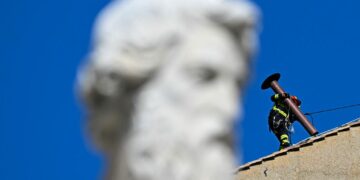 Βατικανό: Προχωρούν οι εργασίες για την εκλογή του νέου Πάπα - Εγκαταστάθηκε η καμινάδα στην κορυφή της Καπέλα Σιξτίνα για τον άσπρο καπνό