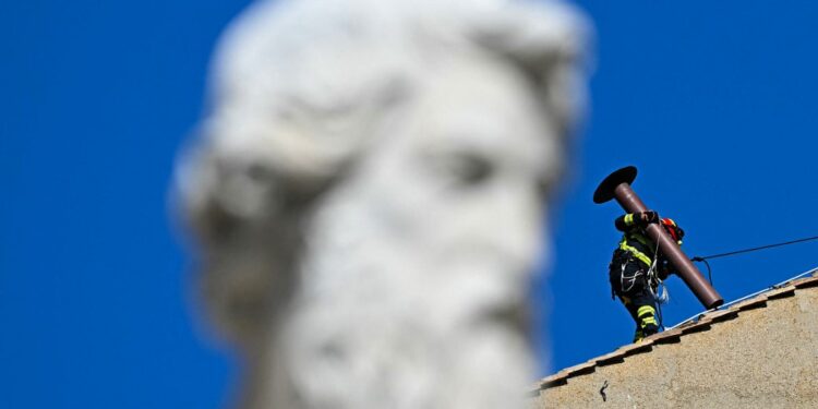 Βατικανό: Προχωρούν οι εργασίες για την εκλογή του νέου Πάπα - Εγκαταστάθηκε η καμινάδα στην κορυφή της Καπέλα Σιξτίνα για τον άσπρο καπνό