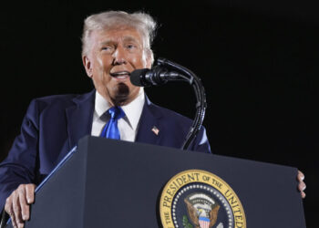 Ο Τραμπ δήλωσε ότι δεν θα απομακρύνει τον Τζερόμ Πάουελ από τη θέση του διοικητή της Ομοσπονδιακής Τράπεζας (Fed) πριν τη λήξη της θητείας του τον Μάιο του 2026