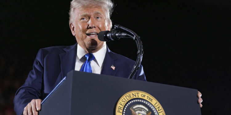 Ο Τραμπ δήλωσε ότι δεν θα απομακρύνει τον Τζερόμ Πάουελ από τη θέση του διοικητή της Ομοσπονδιακής Τράπεζας (Fed) πριν τη λήξη της θητείας του τον Μάιο του 2026