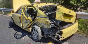 Σοκαριστικό τροχαίο στην Αθηνών – Λαμίας: Νταλίκα έπεσε πάνω σε ταξί που ήταν σταματημένο στη ΛΕΑ