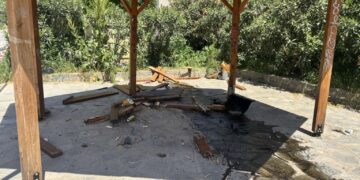 Μεθυσμένος οδηγός στη Καβάλα έπεσε με το αυτοκίνητό του σε κιόσκι με εφήβους – Από θαύμα δεν υπήρξαν θύματα