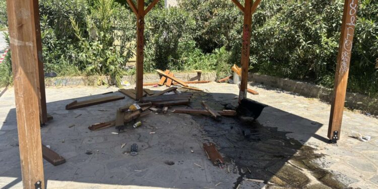 Μεθυσμένος οδηγός στη Καβάλα έπεσε με το αυτοκίνητό του σε κιόσκι με εφήβους – Από θαύμα δεν υπήρξαν θύματα