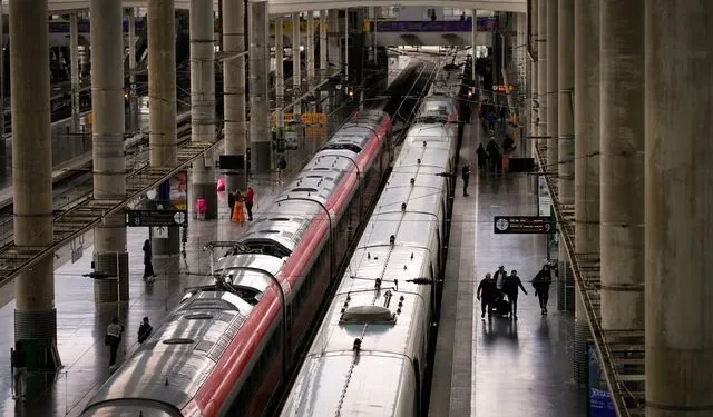 Ισπανία: Πάνω από 30 τρένα ακινητοποιήθηκαν – Ο Υπουργός Μεταφορών κατήγγειλε “Σοβαρή δολιοφθορά”