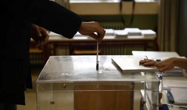 Δημοσκόπηση Opinion Poll: Σταθερά πρώτη η Νέα Δημοκρατία – Δεύτερη η Πλεύση Ελευθερίας, τρίτο, με πτώση, το ΠΑΣΟΚ