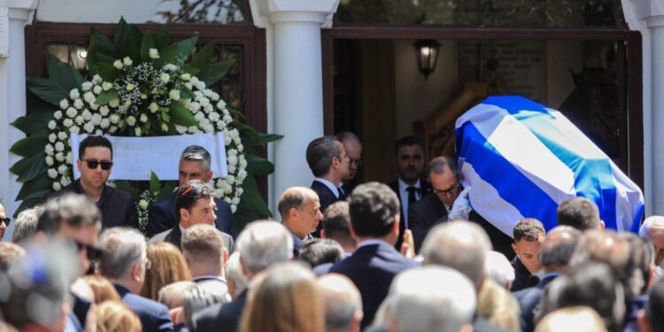 Το τελευταίο αντίο στον Πέτρο Μολυβιάτη – Ο πρώην πρωθυπουργός Κώστας Καραμανλής εκφώνησε τον επικήδειο