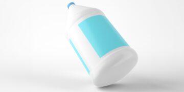 60χρονη γυναίκα στην Πάτρα περιέλουσε με χλωρίνη μια φοιτήτρια επειδή έκανε… φασαρία