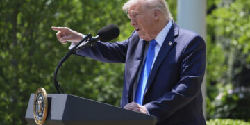 Ντόναλντ Τραμπ: Οι ΗΠΑ θα σταματήσουν τους βομβαρδισμούς κατά των Χούθι