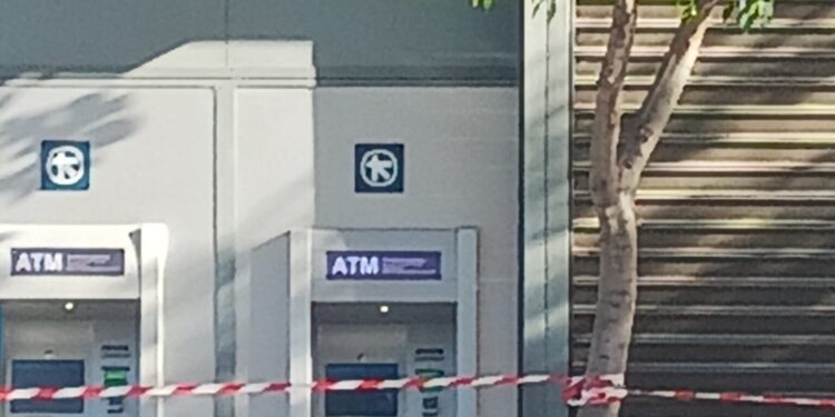 Λάρισα: Συναγερμός από τηλεφώνημα για τοποθέτηση βόμβας σε τράπεζα