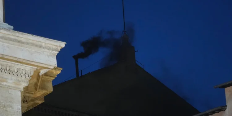 Βατικανό: Άκαρπη η πρώτη ψηφοφορία για τον νέο Πάπα - Μαύρος καπνός στην Καπέλα Σιξτίνα