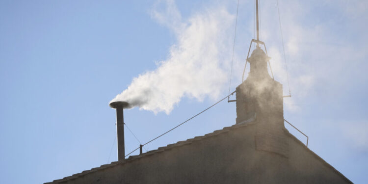 Λευκός καπνός στο Βατικανό μετά την τέταρτη ψηφοφορία για την εκλογή του νέου Πάπα