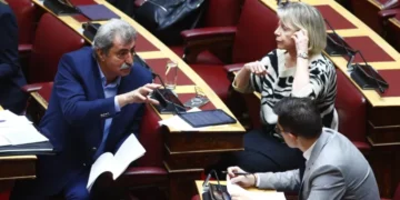 Βουλή: Άρση της ασυλίας του Παύλου Πολάκη και της Έλενας Ακρίτα