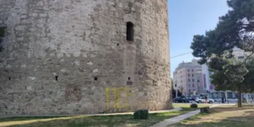 Θεσσαλονίκη: Άγνωστοι βανδάλισαν τον Λευκό Πύργο με κίτρινο σπρέι