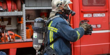 Φωτιά σε υπόγειο parking πολυκατοικίας στο Γαλάτσι