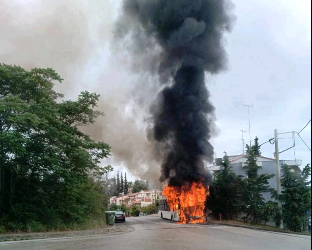 Θεσσαλονίκη: Πυρκαγιά εν κινήσει σε λεωφορείο στο Πανόραμα - Δεν υπήρξαν τραυματίες