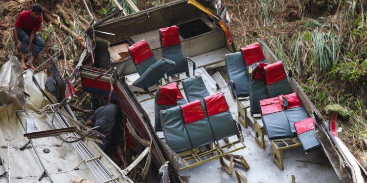 Σρι Λάνκα: Λεωφορείο με βουδιστές προσκυνητές έπεσε σε χαράδρα - Τουλάχιστον 21 νεκροί και 24 τραυματίες