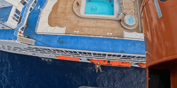 Αεροδιακομιδή από κρουαζιερόπλοιο έξω από τη Ρόδο με Super Puma της Πολεμικής Αεροπορίας