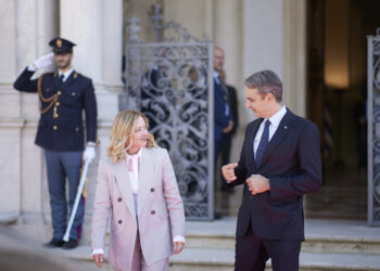 Συμφωνία Μητσοτάκη - Μελόνι για επενδύσεις 360 εκατ. ευρώ σε νέα τρένα και αμαξοστάσια