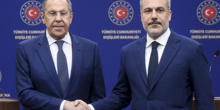 Τηλεφωνική επικοινωνία Λαβρόφ – Φιντάν για την προετοιμασία των συνομιλιών Ρωσίας – Ουκρανίας στην Κωνσταντινούπολη