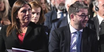 Δημοσκόπηση Interview: Προηγείται η Ν. Δημοκρατία, στη δεύτερη θέση επιστρέφει το ΠΑΣΟΚ