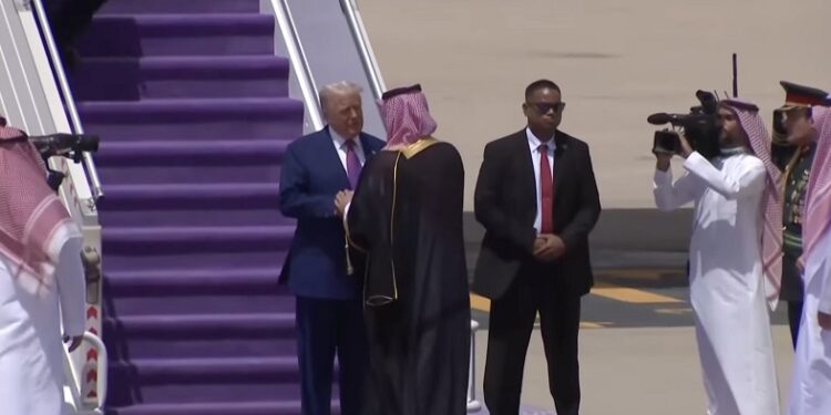 Ο Ντόναλντ Τραμπ Στη Σαουδική Αραβία – Περιοδεία στον Περσικό για «συμφωνίες τρισεκατομμυρίου»