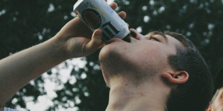 17χρονος μαθητής που συμμετείχε σε σχολική εκδρομή στη Λίμνη Πλαστήρα μεταφέρθηκε στο νοσοκομείο λόγω κατανάλωσης αλκοόλ – Συνελήφθησαν 12 καθηγητές