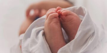 Θρίλερ στον Άλιμο: Βρέφος τριών μηνών βρέθηκε δίπλα σε κάδο απορριμμάτων – Η γιαγιά του είχε προηγουμένως καταγγείλει την αρπαγή του μωρού