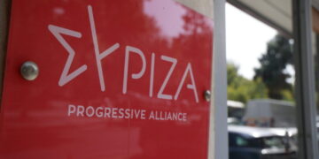 Ο ΣΥΡΙΖΑ-ΠΣ με ανακοίνωσή του καταδικάζει την επίθεση στην πολυκατοικία που διαμένει ο Μάξιμος Χαρακόπουλος