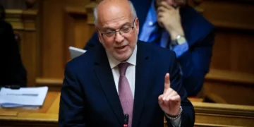 Βουλή: Ψηφίστηκε τροπολογία  που επιτρέπει σε στενούς συγγενείς πολιτικών να έχουν ή να συμμετέχουν σε offshore