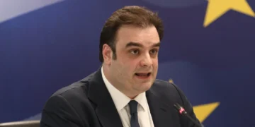 Ο Κυριάκος Πιερρακάκης προαναγγέλλει ελαφρύνσεις για τη μεσαία τάξη στη ΔΕΘ