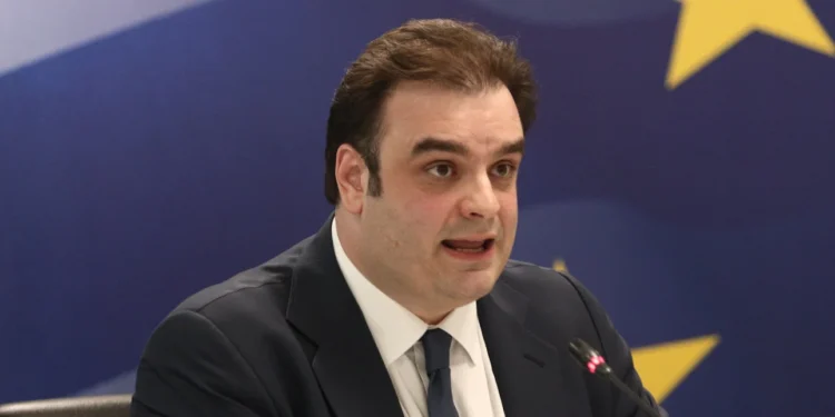 Ο Κυριάκος Πιερρακάκης προαναγγέλλει ελαφρύνσεις για τη μεσαία τάξη στη ΔΕΘ