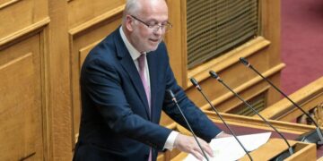 Επίθεση ΠΑΣΟΚ στον υπουργό Δικαιοσύνης: "Πολιτικός τσαρλατάνος ο Φλωρίδης"