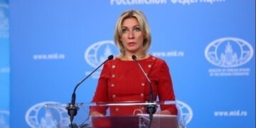 Μαρία Ζαχάροβα: «Κλόουν», «αποτυχημένος» και «αξιολύπητος» ο Ουκρανός πρόεδρος Ζελένσκι