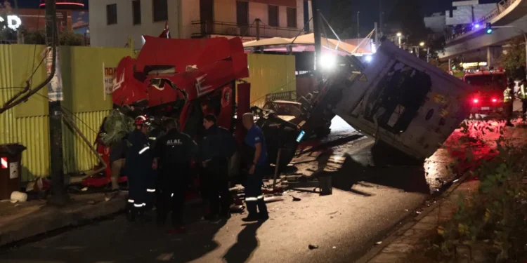 Σοβαρό τροχαίο στο Αιγάλεω: Φορτηγό έπεσε από τη γέφυρα της Πέτρου Ράλλη