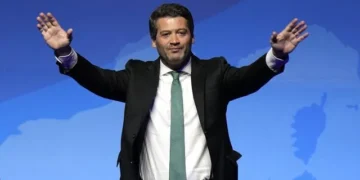 Πορτογαλία: Ο ηγέτης της Ακροδεξιάς, Αντρέ Βεντούρα, κατέρρευσε κατά τη διάρκεια προεκλογικής συγκέντρωσης