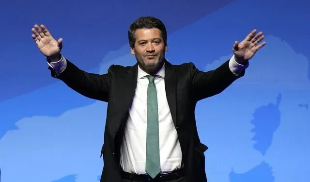 Πορτογαλία: Ο ηγέτης της Ακροδεξιάς, Αντρέ Βεντούρα, κατέρρευσε κατά τη διάρκεια προεκλογικής συγκέντρωσης