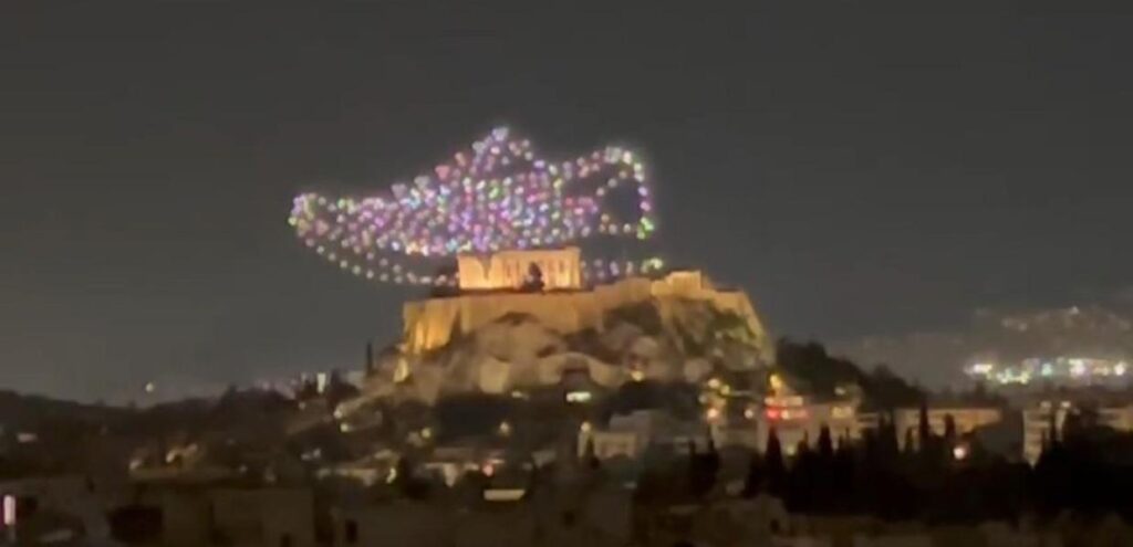 Απίστευτο: Διαφήμιση αθλητικών παπουτσιών πάνω από την Ακρόπολη
