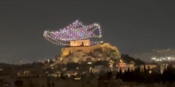 Απίστευτο: Διαφήμιση αθλητικών παπουτσιών πάνω από την Ακρόπολη