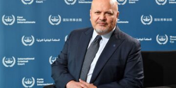 "Χαιρετίζω το θάρρος, την ηγεσία και την απόφαση των λιβυκών αρχών", οι οποίες απέστειλαν επίσημη δήλωση σχετικά με τα εγκλήματα πολέμου και τα εγκλήματα κατά της ανθρωπότητας που διαπράχθηκαν από το 2011 μέχρι σήμερα, δήλωσε ο επικεφαλής εισαγγελέας του Διεθνούς Ποινικού Δικαστηρίου (ΔΠΔ) Karim Khan σε συνεδρίαση του Συμβουλίου Ασφαλείας του ΟΗΕ. Η Λιβύη δεν είναι μέλος του Καταστατικού της Ρώμης, της ιδρυτικής συνθήκης του ΔΠΔ. Ωστόσο, το Συμβούλιο Ασφαλείας παρέπεμψε την κατάσταση στη Λιβύη στο Δικαστήριο τον Φεβρουάριο του 2011, μετά την έναρξη πρωτοφανών διαδηλώσεων κατά του καθεστώτος του Μουαμάρ Καντάφι, οι οποίες κατεστάλησαν με πρωτοφανή βιαιότητα. Η κίνηση αυτή επιτρέπει στο Δικαστήριο να επιτελέσει το έργο του, μετά και την πρόσφατη εξομάλυνση στη συνεργασία με την Τρίπολη. Στο πλαίσιο αυτό, ο Karim Khan κάλεσε την Πέμπτη τον Γενικό Εισαγγελέα της Λιβύης al-Seddik al-Sour να "συλλάβει και να παραδώσει" τον Osama Almasri Najim, εναντίον του οποίου το Δικαστήριο εξέδωσε ένταλμα σύλληψης τον Ιανουάριο για εγκλήματα πολέμου και εγκλήματα κατά της ανθρωπότητας. Ο Najim, ο οποίος πιστεύεται ότι ήταν υπεύθυνος του κέντρου κράτησης Mitiga της Τρίπολης, καταζητείται για δολοφονίες, βιασμούς και βασανιστήρια που διαπράχθηκαν σε κρατούμενους από τις 15 Φεβρουαρίου 2015 είτε λόγω της θρησκείας τους, είτε γιατί ήταν ύποπτοι για "ανήθικη συμπεριφορά" ή για υποστήριξη σε ένοπλες ομάδες.