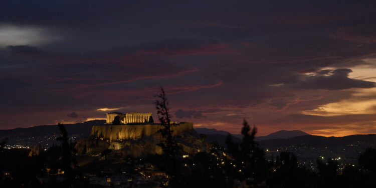 Μήνυση κατά παντός υπευθύνου από το Yπ. Πολιτισμού για τη διαφήμιση αθλητικών ειδών με drones πάνω από την Ακρόπολη