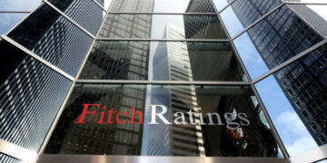 Ο επενδυτικός οίκος Fitch αναβάθμισε τις προοπτικές της ελληνικής οικονομίας σε θετικές, από σταθερές που ήταν μέχρι σήμερα