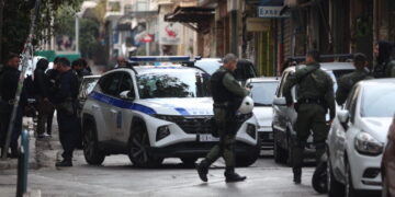 10 προσαγωγές Ρομά σε μεγάλη επιχείρηση της Δίωξης Ναρκωτικών στις εργατικές κατοικίες στην Αγία Βαρβάρα - Βρέθηκαν σάκοι με μετρητά