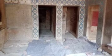 Κρήτη: Οι ισχυροί άνεμοι έσπασαν το αντίγραφο των δελφινιών στη Κνωσσό