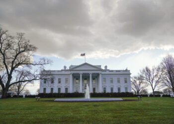 ΗΠΑ: Ενόχληση του Λευκού Οίκου για την υποβάθμιση του αμερικανικού αξιόχρεου από τον οίκο Moody’s