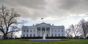 ΗΠΑ: Ενόχληση του Λευκού Οίκου για την υποβάθμιση του αμερικανικού αξιόχρεου από τον οίκο Moody’s