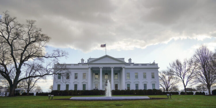 ΗΠΑ: Ενόχληση του Λευκού Οίκου για την υποβάθμιση του αμερικανικού αξιόχρεου από τον οίκο Moody’s