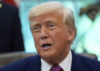 Ο Ντόναλντ Τραμπ δήλωσε ότι τη Δευτέρα θα μιλήσει με τον Πούτιν και τον Ζελένσκι