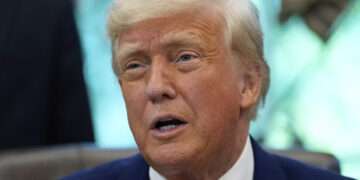 Ο Ντόναλντ Τραμπ δήλωσε ότι τη Δευτέρα θα μιλήσει με τον Πούτιν και τον Ζελένσκι