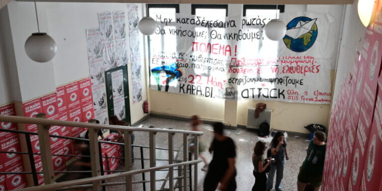 Επίθεση με μολότοφ τα ξημερώματα της Κυριακής έξω από τη Νομική σχολή – 3 αστυνομικοί τραυματίες