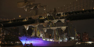 Εκπαιδευτικό ιστιοφόρο του Πολεμικού Ναυτικού του Μεξικού έπεσε στη γέφυρα Μπρούκλιν της Νέας Υόρκης – 22 τραυματίες
